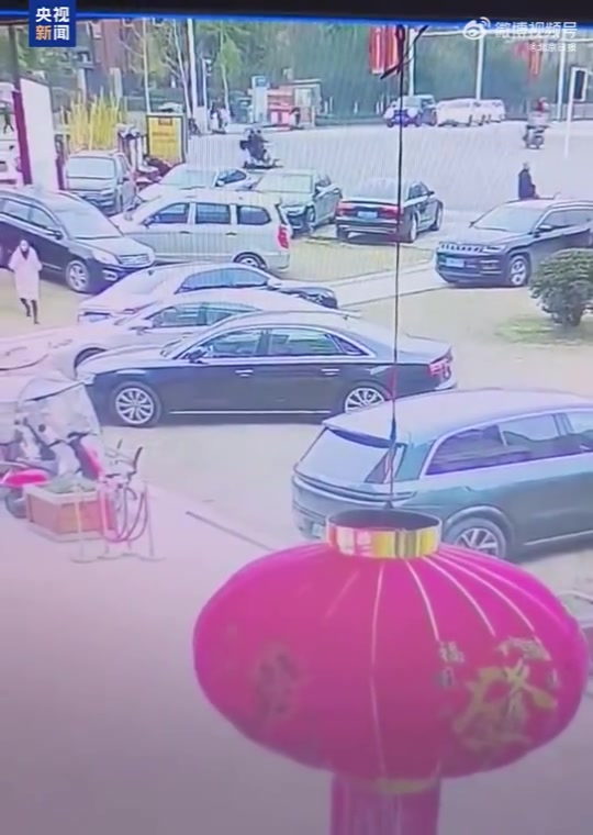 九游会j9官网真人游戏第一品牌还不如在家玩游戏！熊孩子玩炮引爆沼气 车辆直接起飞8车受损
