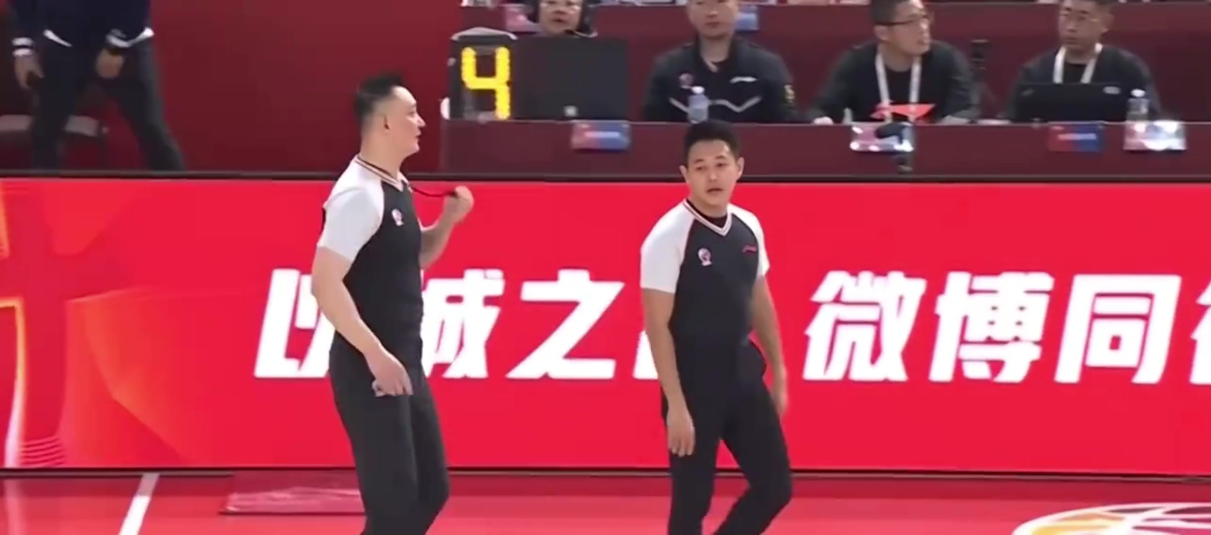 j9九游真人游戏第一平台👀杜锋赛中怒喷看完回放的闫军：CTMD 对面拉人违体你不判