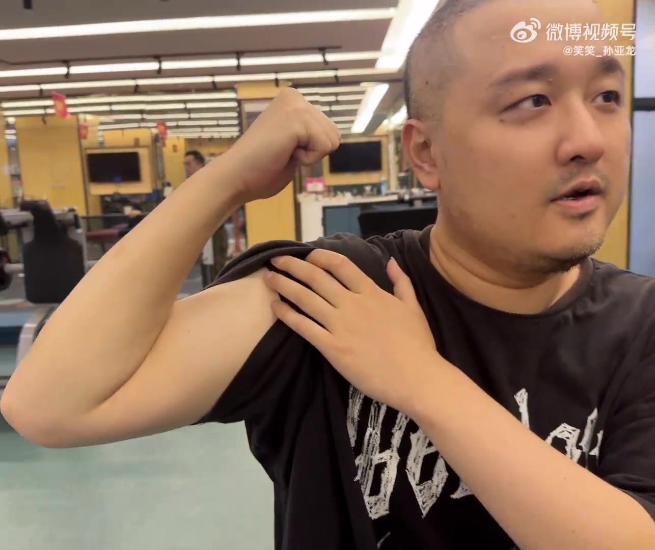 ag九游会亚洲真人第一品牌孙亚龙秀肌肉：坚持3个月！现在背儿女也能一直走了 原来背一会就累